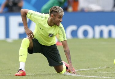 Fiscal pide que testifique padre de Neymar