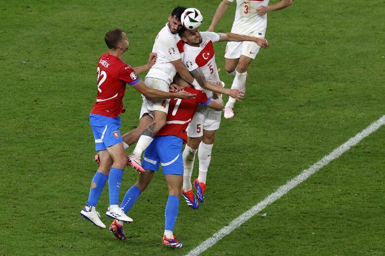 Turquía se lleva un duelo intenso y queda segunda del Grupo F