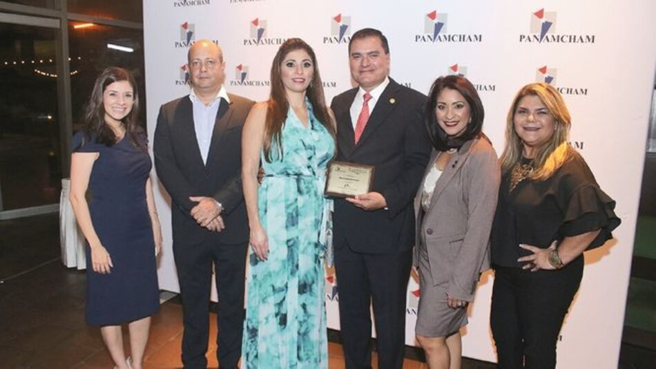 Distribuidora David Ford recibe reconocimiento por parte de Amcham