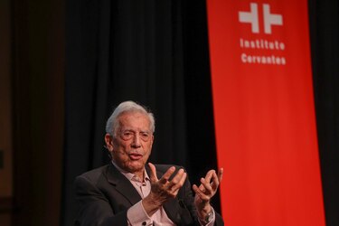Mario Vargas Llosa, de 87 años, es hospitalizado por segunda vez a causa de la covid-19