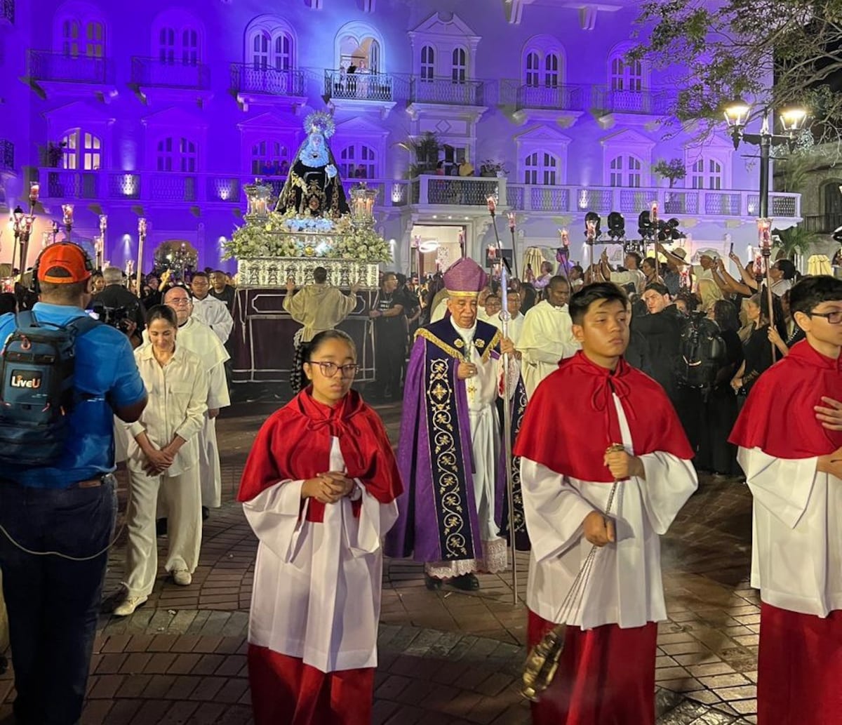 Entre el recogimiento y la fe, cientos participaron en la procesión del Viernes de Dolores