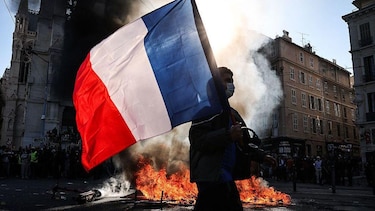 El gobierno de Francia decreta toques de queda y condena a los ‘ladrones’ y ‘delincuentes’ detrás de los violentos disturbios