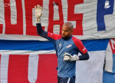 Luis Mejía analiza su futuro con Nacional de Uruguay
