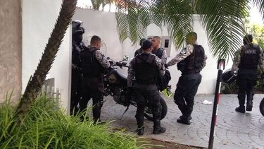 Por intento de robo en Altos del Golf, detienen a tres hombres