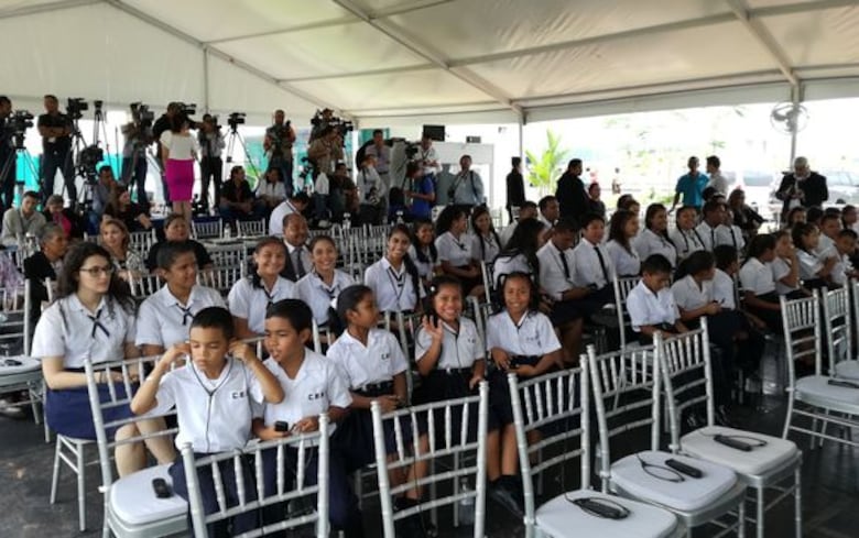 Vicepresidente estadounidense Mike Pence visita las esclusas de Cocolí