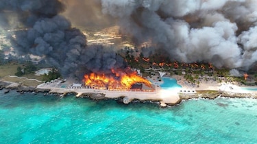 Muere una mujer y desalojan a 1,700 turistas en República Dominicana por un incendio voraz en un hotel de lujo