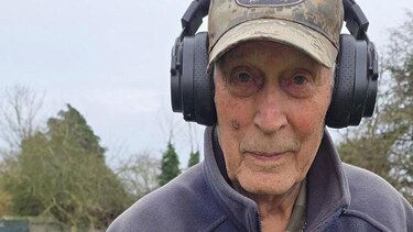 ‘Encontré una espada con una mano empuñándola’