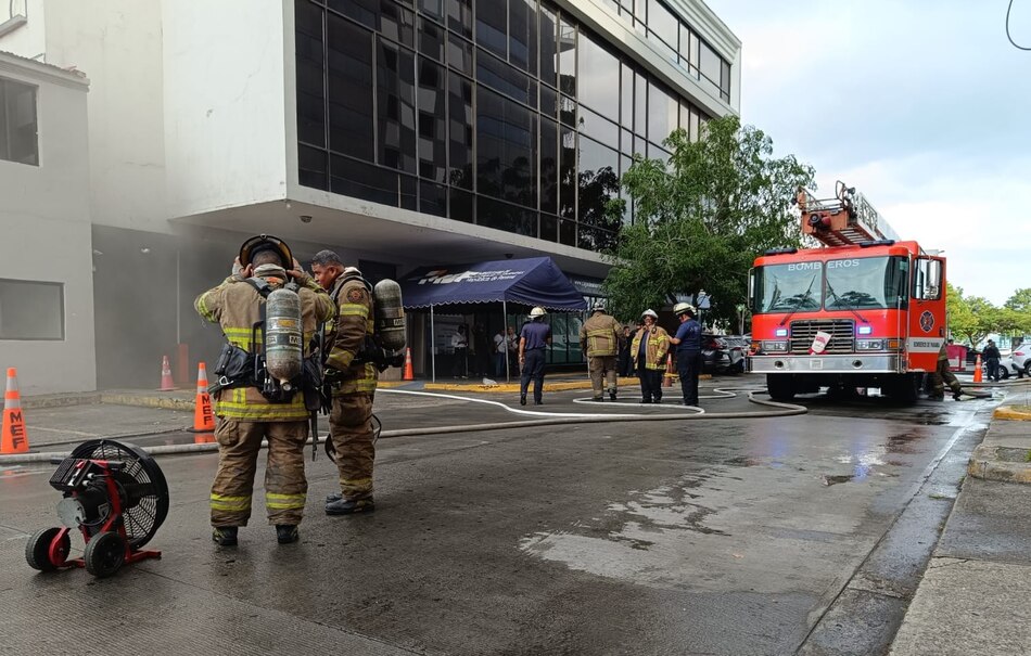 Se incendia sótano de la DGI en Avenida Balboa