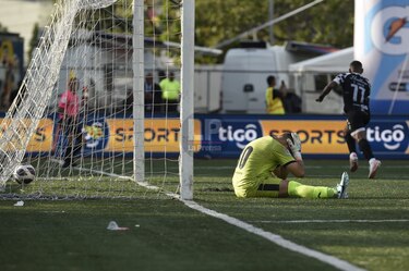 Tauro supera al Alianza y desafía el reinado del CAI