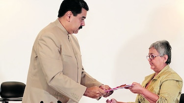 Nicolás Maduro lleva decreto al Consejo Nacional Electoral