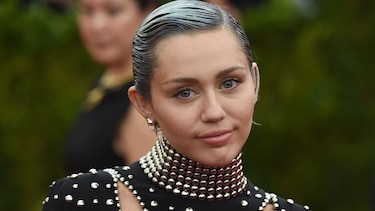 Miley Cyrus lanza fundación para jóvenes sin hogar y LGBT