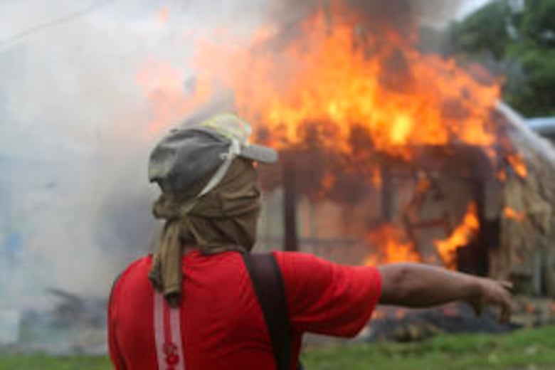 Indígenas Emberá vs. Senafront: las ocho horas de piedras, bombas lacrimógenas y perdigones en Arimae