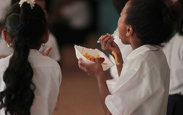 Aprueban en tercer debate la prohibición de comida 'chatarra´en las escuelas