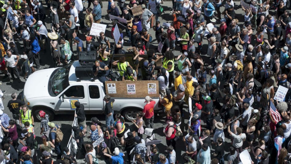 Gran manifestación antiracista en Boston un semana después de Charlottesville