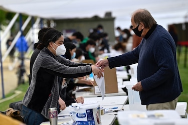 Abren las mesas de votación en Chile para el plebiscito constitucional