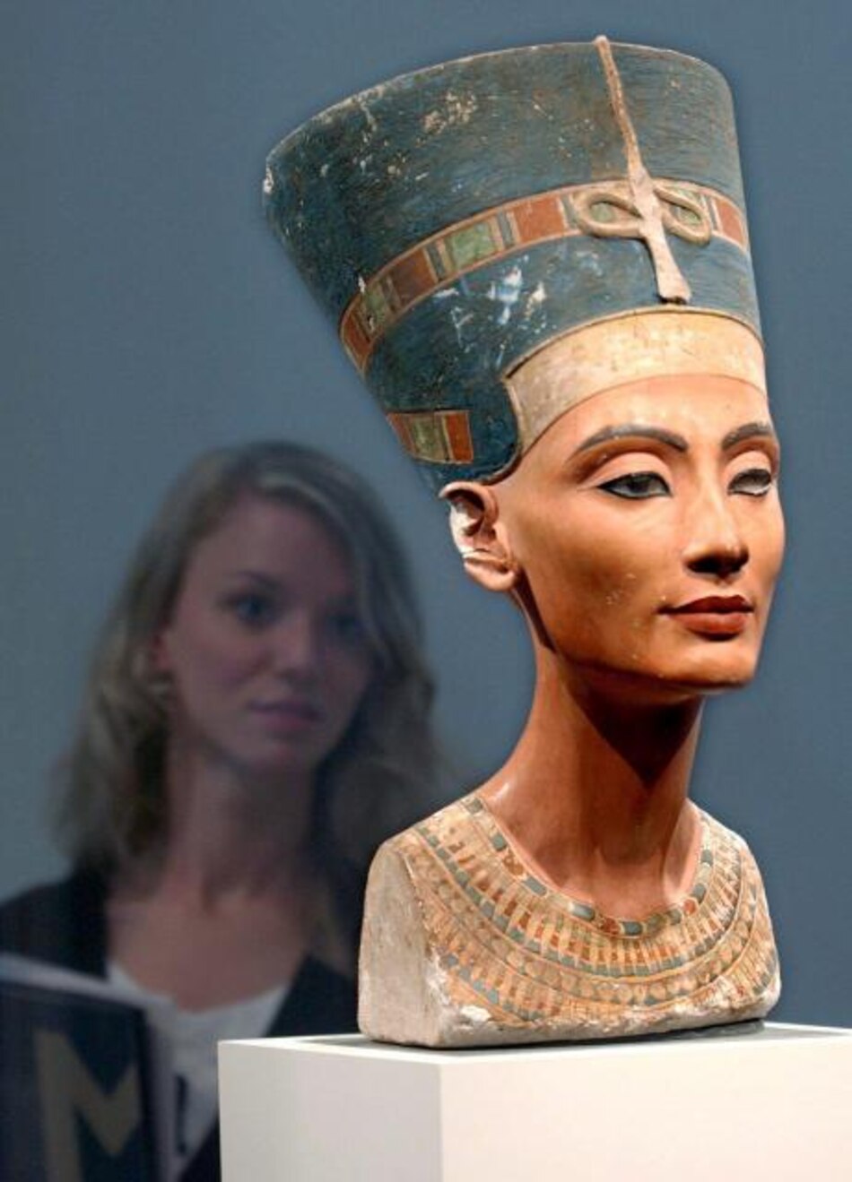 El busto de la reina Nefertiti, principal atracción del Museo de Berlín