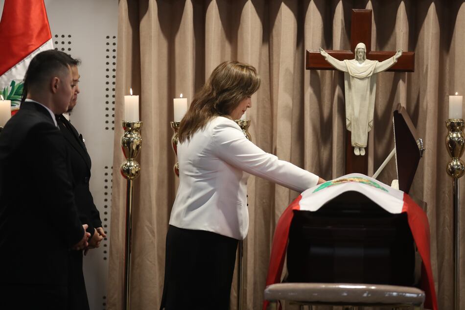 Boluarte acude a presentar sus respetos en el velatorio de Alberto Fujimori