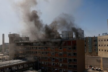 Un misil de Irán impacta un hospital del sur de Israel y el ejército israelí bombardea un reactor nuclear iraní