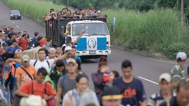 Tras amenaza, Donald Trump insta a México a frenar a hondureños