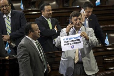 Población facilita ingreso de diputados a sede del Congreso