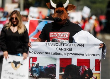 Decenas de personas protestan contra regreso de las corridas de toros a Ciudad de México