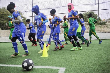 Mujeres que desafían la tradición y la religión en una cancha de fútbol