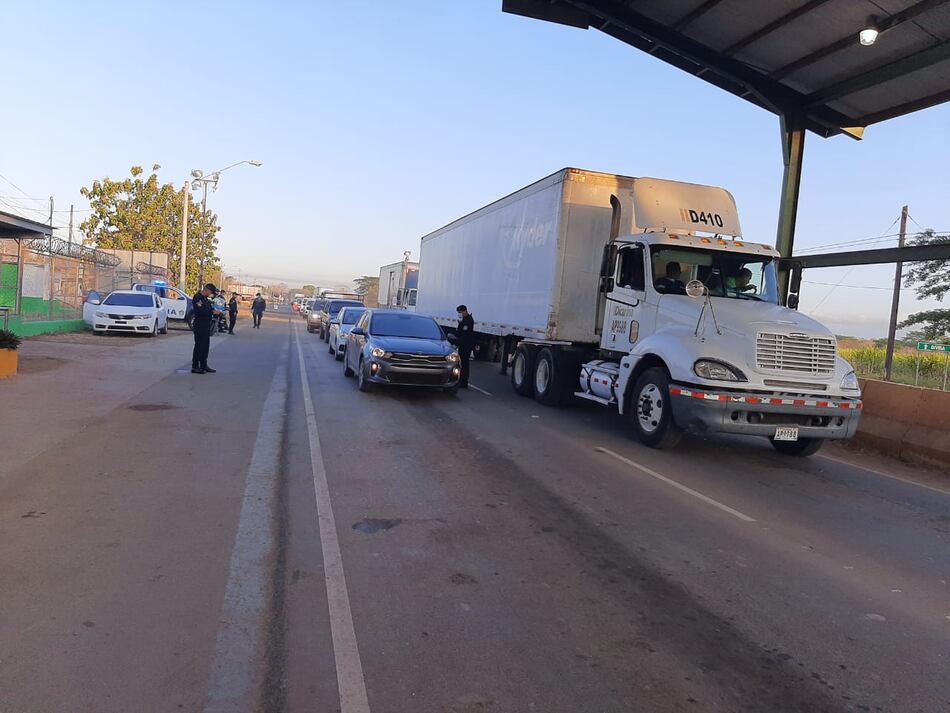 En cerco sanitario de Azuero impiden el paso de 26 vehículos