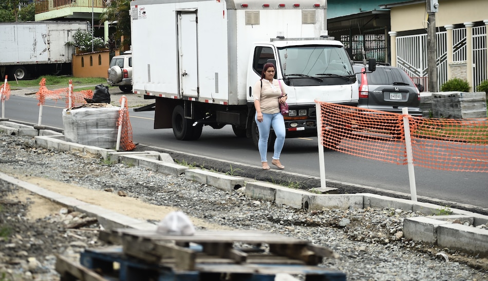 Residentes de Paraíso en San Miguelito siguen a la espera de que se culmine proyecto de aceras
