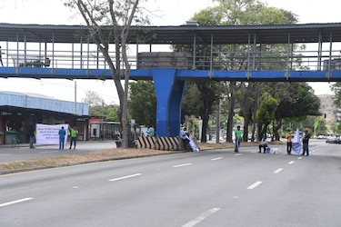 Pacientes renales cierran la vía Transístmica; piden suspensión de millonaria licitación