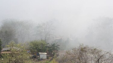 Ordenan cierre de escuela tras incendio de vertedero municipal