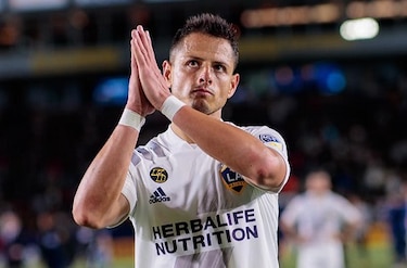 Chicharito Hernández: ‘Me sorprende ganar millones como futbolista mientras que los médicos y científicos no ganan nada’