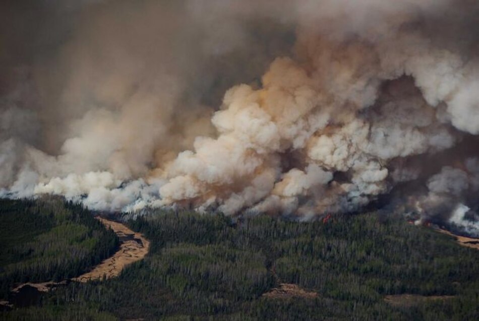 Situación 'imprevisible' y 'peligrosa' por incendios en Fort McMurray, Canadá