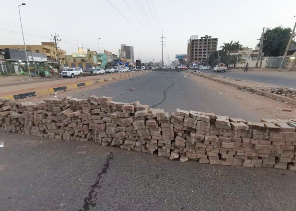 Manifestantes contra el golpe en Sudán desafían a militares con barricadas en las calles