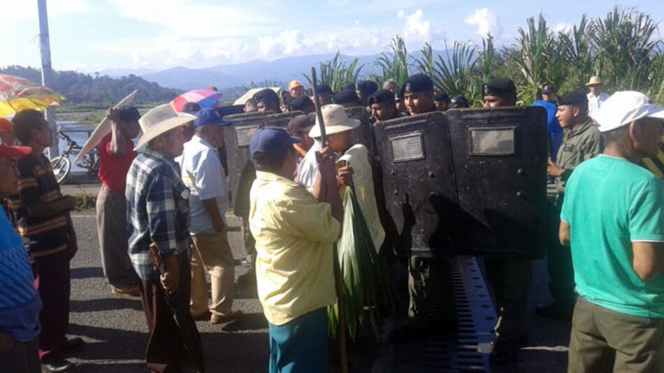 Jubilados y pensionados cierran puente sobre río Changuinola