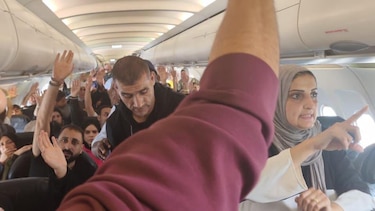 El misterio del avión que llegó a Sudáfrica con decenas de palestinos a bordo