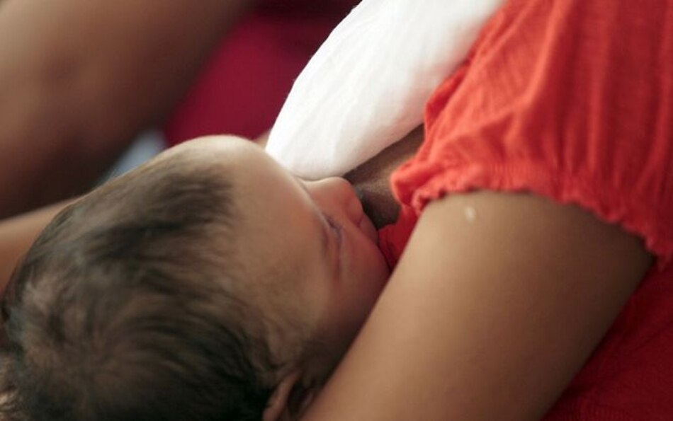 Madres lactantes pueden alimentar a sus bebés, a pesar de haber contraído el SARS-CoV-2