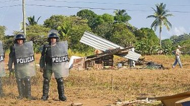 Autoridades lanzan a precaristas
