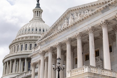 Senado de Estados Unidos debate ley clave de Biden para el cambio climático y la salud