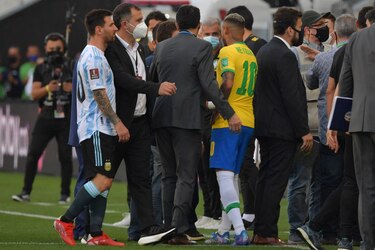 ‘Tuvieron 72 horas antes del partido y vienen en pleno juego’, reclama el entrenador brasileño Tite