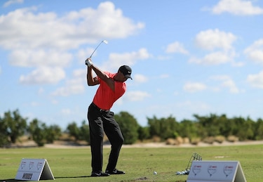 Rickie Fowler remonta para ganar y Tiger Woods tiene gran resultado