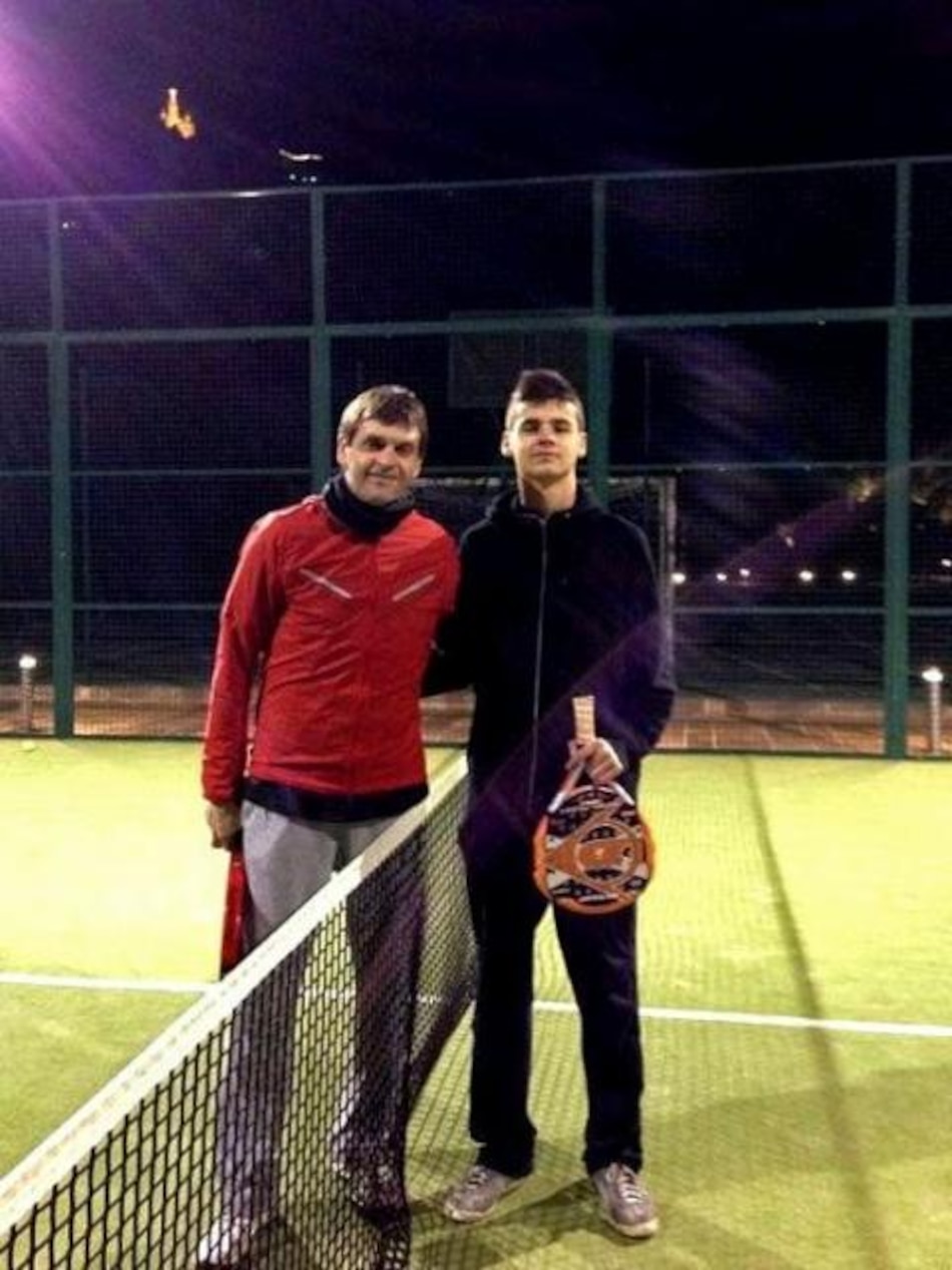 Tito Vilanova reaparece y acaba el año jugando partido de pádel con su hijo