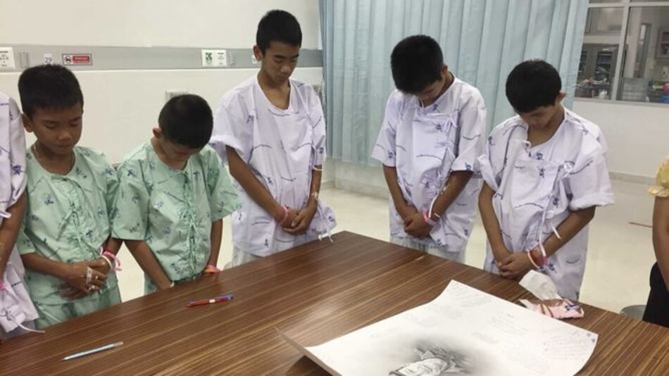 Los niños de una cueva en Tailandia lloran la muerte de uno de los socorristas