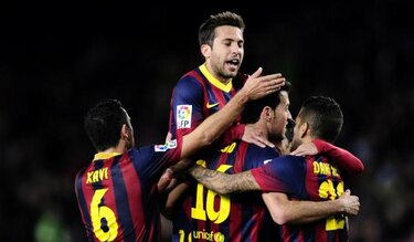 Barcelona vence 2-0 a Real Sociedad y apunta hacia otro clásico