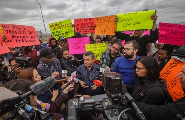 Cientos de migrantes piden en la frontera de Tijuana que no se elimine la aplicación CBP-One