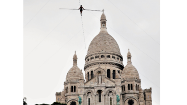 Equilibrista se pasea por la cuerda floja en París