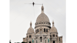 Equilibrista se pasea por la cuerda floja en París