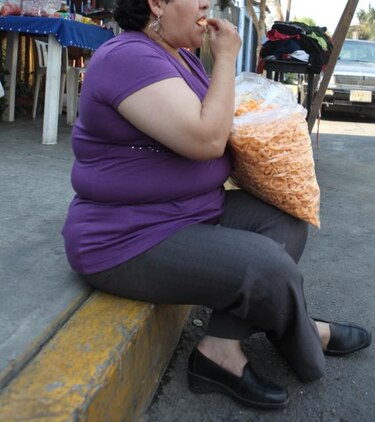 Auto, computadora y TV aumentan riesgo de obesidad en países pobres