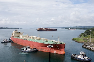 El buque gasífero surcoreano que pagó un precio récord en subasta cruza el Canal de Panamá