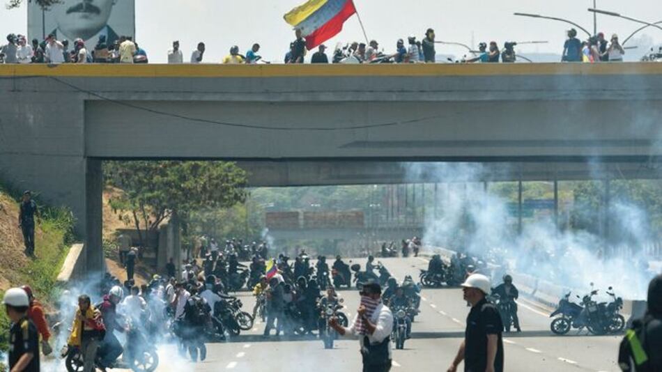 Militares opositores a Maduro permanecen en embajada panameña