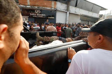 Una noche de rescate de decenas de cadáveres tras la operación policial más letal en Rio de Janeiro
